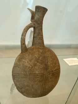 Keramická láhev („flaška“) z Mélu, 2500 - 2000 před n. l. Archeologické muzeum na Mélu, kat. č. B 912. Kredit: Zde, Wikimedia Commons