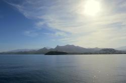 Připlouváme k Naxu: Ostrůvek Palatia s chrámem, Naxijská Chóra a hory. Kredit: Zde, Wikimedia Commons. Licence CC 4.0.