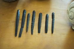 Jemné obsidiánové čepele z okolí Chóry Naxijských, asi z lokality na náměstí Grotta, 3000 až 2300 před n. l. Archeologické muzeum na Naxu. Kredit: Zde, Wikimedia Commons. Licence CC 4.0.