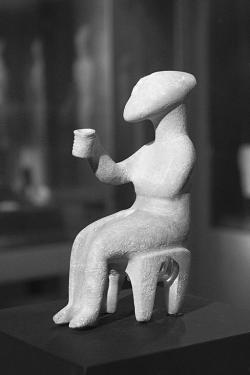 Muž s pohárkem, 2800-2300 před n. l. Goulandrisovo Muzeum kykladského umění v Athénách, 286. Kredit: Zde, Wikimedia Commons.