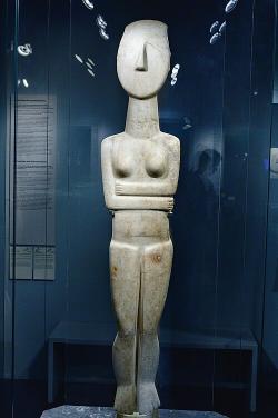 Velký idol, postava ženy, varieta Spedos, mramor, 140 cm, asi z Keru, 2800-2300 před n. l. Goulandrisovo Muzeum kykladského umění v Athénách 724. Kredit: Zde, Wikimedia Commons. Licence CC 4.0.