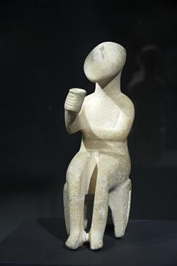 Sedící muž drží pohárek, mramor, výška 15 cm. Kykladská raná doba bronzová, EC II, 2800-2300 před n. l. Goulandrisovo Muzeum kykladského umění v Athénách 286. Kredit: Zde, Wikimedia Commons. Licence CC 4.0.