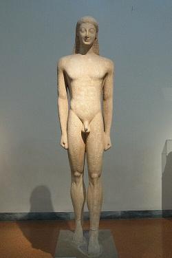 Kúros z Mélu, vysoký 214 cm. Naxijská práce kolem r. 550 před n. l. Národní archeologické Muzeum v Athénách, inv. č. 1558. Kredit: Zde, Wikimedia Commons. Licence CC 4.0.