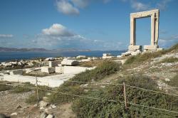 Chrám Apollóna Délského na ostrůvku Palatia u Naxijské Chóry, 530 př. n. l. Byl vysoký 30 m, vnitřní profil vchodu má výšku 6 m. Kredit: Zde, Wikimedia Commons. Licence CC 4.0.