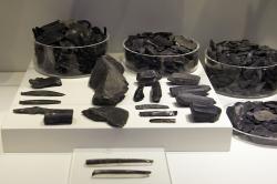 Obsidián z ostrova Mélu v různých fázích výrobního procesu: jádra, čipy a hotové čepele. Raná doba bronzová (EC I-II), 3000-2300 před n. l. Nalezeny byly v okolí Iraklia. Archeologické muzeum v Irakliu. Kredit: Zde, Wikimedia Commons. Licence CC 4.0.