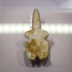 Schematická figurka ženy (bohyně?) stylizovaná do tvaru violy. Import z Kyklad začátkem rané doby bronzové (EC I), 3200-2800 před n. l. Archeologické muzeum v Rethymnu. Kredit: ArchaiOptix, Wikimedia Commons. Licence CC 4.0.