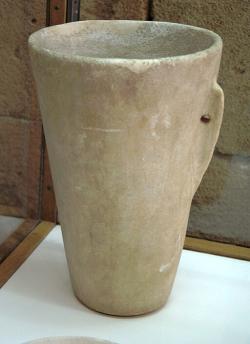 Raně kykladská vysoká nádoba. Mramor, raná doba bronzová I-II, 3200 až 2500 před n. l. Archeologické museum v Chanii, Tsivourakisova kolekce. Kredit: Zde, Wikimedia Commons. Licence CC 4.0.