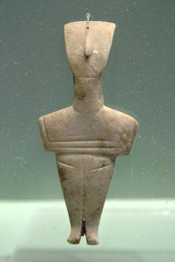 Idol kykladského typu, blízký varietě Koumasa, mramor. Krétská imitace kykladského umění, 2500-2200 před n. l. Archeologické museum v Chanii. Kredit: Zde, Wikimedia Commons. Licence CC 4.0.