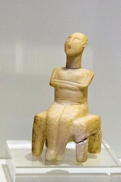 Bohyně sedící na trůnu, mramor. Knóssos-Tekes, raná doba bronzová, 2700 až 2400 před n. l. Archeologické muzeum v Irakliu, Γ287. Pravděpodobně import z Kyklad spíše než místní výroba. Kredit: Zde, Wikimedia Commons. Licence CC 4.0.