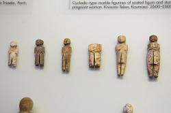 Minojské figurky, asi inspirované kykladskými „idoly“. Většinou z Knóssu, většinou řezané z kosti, někdy z mramoru, později i ze slonoviny. Raná doba bronzová, 2600 až 2300 před n. l. Archeologické muzeum v Irakliu. Kredit: Zde, Wikimedia Commons. Licence CC 4.0.
