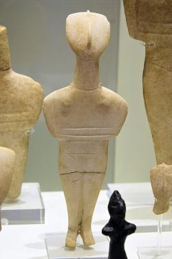Kykladský idol nalezený na Krétě. Raná doba bronzová, asi 2300 až 2100 před n. l. Archeologické muzeum v Irakliu, skříň 18. Kredit: Zde, Wikimedia Commons. Licence CC 4.0.