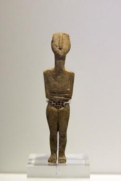 Idol kykladského typu z Archanes u Fourni. Kost. Krétská dílna, raná doba bronzová, 2300-2100 před n. l. Archeologické muzeum v Irakliu. Kredit: Zde, Wikimedia Commons. Licence CC 4.0.