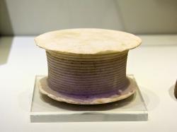 Kykladská mramorová pyxis z Gournes nebo z Ag. Onoufrios na Krétě, 3000 až 2300 před n. l. Archeologické muzeum v Irakliu. Kredit: Zde, Wikimedia Commons. Licence CC 4.0.