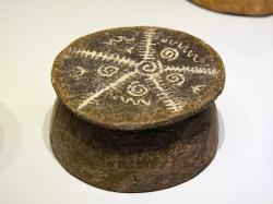 Krétská keramika kykladského typu. Gournes nebo Agios Onoufrios na Krétě, 3000-2300 před n. l. Archeologické muzeum v Irakliu. Kredit: Zde, Wikimedia Commons. Licence CC 4.0.