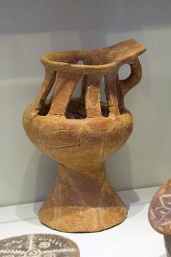 Krétská keramika kykladského typu: lampa. Gournes nebo Agios Onoufrios na Krétě, 3000 až 2300 před n. l. Archeologické muzeum v Irakliu. Kredit: Zde, Wikimedia Commons. Licence CC 4.0.