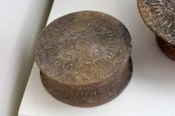 Keramická pyxis s víčkem. Terakota napodobuje dřevěné pyxidy. Ag. Fotia, 2700-2600 před n. l. Archeologické muzeum v Sitii. Kredit: Zde, Wikimedia Commons. Licence CC 4.0.