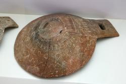 Naběračka (?), s vyrytým koncentrickým ornamentem. Agia Fotia, 2700 až 2600 před n. l. Archeologické muzeum v Sitii. Kredit: Zde, Wikimedia Commons. Licence CC 4.0.