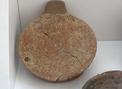 Kykladská obřadní standarta vyrobená na Krétě. Agia Fotia, 3000-2500 před n. l. Archeologické museum v Ag. Nikolaos. Kredit: Zde, Wikimedia Commons. Licence CC 3.0.