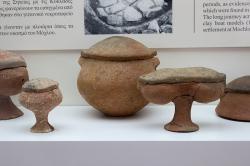 Keramické kerny a pyxidy s víčky. Z pohřebiště v Agia Fotia, 2700 až 2600 před n. l. Archeologické muzeum v Sitii. Kredit: Zde, Wikimedia Commons. Licence CC 4.0.