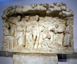 Rodinná oslava v jeskyni: uprostřed Hermés, vlevo nymfy, vpravo sedí Pan, 330 před n. l. Národní muzeum v Athénách. Kredit: Giovanni Dall'Orto, Wikimedia Commons.