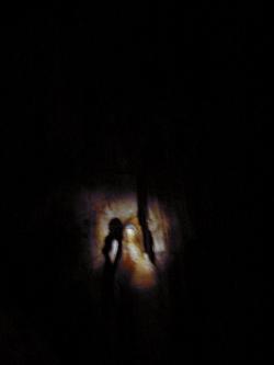 Máia, vypodobněná hrou ztracených světelných paprsků na krápnicích. Kredit: Zde, Wikimedia Commons