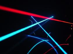 Významnou roli v rekordu sehrál laserový paprsek. Kredit: Jeff Keyzer / Wikimedia Commons.