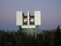 Velký binokulární dalekohled na hoře Mt. Graham v Arizoně je unikátním přístrojem  Kredit: Large Binocular Telescope Observatory / NASA https://www.nasa.gov/topics/universe/features/lbti20101206-i.html