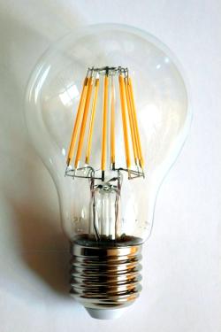 Výrobcovia LED žiaroviek sa už “vracajú ku koreňom”. Dokážu vyrobiť aj LED žiarovky, podobné tým klasickým. (Kredit: Liebeskind, Wikipedia,CC BY-SA 4.0)