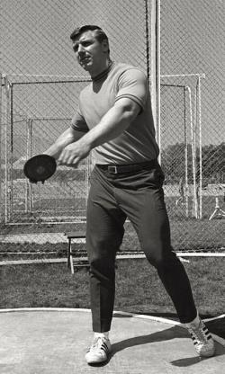 Legendární diskař Alfred Oerter v roce 1968. Kredit: Mario De Biasi, Wikipedia, veřejná doména). Legendární diskař Alfred Oerter v roce 1968. Kredit: Mario De Biasi, Wikipedia, veřejná doména).