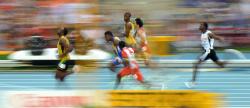 Usain Bolt v akci na Mistrovství světa v atletice v Moskvě roku 2013. O čtyři roky dříve dosáhl tento jamajský fenomén vůbec nejvyšší zdokumentované rychlosti v lidském běhu, a to 12,42 m/s neboli 44,72 km/h (když prolétl jedním 20 metrů dlouhým úsekem stometrového sprintu v mezičase 1,61 sekundy). Na dilofosaura by to pravděpodobně stačilo – otázkou však je, jak rychle by Bolt zvládl utíkat po nerovném přírodním terénu… Kredit: Tobi 87; Wikipedia (CC BY-SA 3.0)