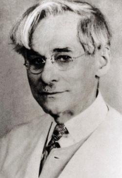 Phoebus Levene - objeviltel chemického propojení složek nukleových kyselin - cukr-fosfátové kostry. Rovněž určil v čem se obě nukleové kyseliny liší.  DNA v té době říkal „thymová“ a RNA byla popsal jako „kvasinkovou“.  (Volné dílo)