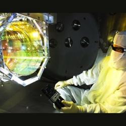 Údržba jednoho ze zrcadel gravitační observatoře LIGO. Kredit: Matt Heintze/Caltech/MIT/LIGO Lab.