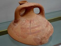 Nápis ta-a-ro na třmínkové nádobě z Jeskyně Mameluků, 13. století před n. l. Archeologické muzeum v Chanii na Krétě, 4575. Kredit: Olaf Tausch, Wikimedia Commons. Licence CC 3.0.