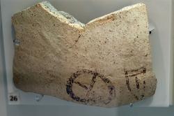 Střep nádoby s nápisem, 1250-1150 před n. l. Archeologické muzeum v Mykénách, MM 2038. Kredit: Zde, Wikimedia Commons. Licence CC 4.0.