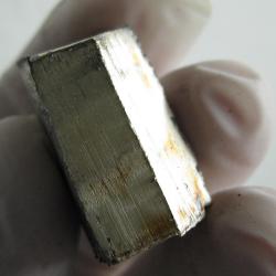 Čerstvé lithium. Kredit: Dnn87, Wikimedia Commons, CC BY-SA 4.0.