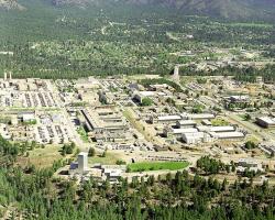 Los Alamos (1995). Kredit: Los Alamos National Laboratory, Wikimedia Commons.