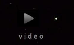Záblesk satelitu Iridium na pozadí súhvezdia Kasiopey aj s prekvapeným výkrikom autora videa: do pekla, čo to bolo?