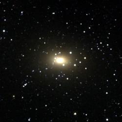 Přízračné vejce eliptické galaxie Maffei 1. Kredit: Two Micron All Sky Survey (2MASS) / Wikimedia Commons.