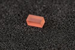 Růžový krystalický materiál v experimentu. Kredit: Lance Hayashida/Caltech.