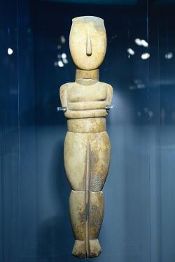 Stylizovaná postava ženy, asi bohyně nebo kněžky, varieta Spedos, mramor, 74 cm, asi z Koufonisi, EC II, 2800 až 2300 před n. l. Goulandrisovo Muzeum kykladského umění v Athénách, NG 282. Kredit: Zde, Wikimedia Commons. Licence CC 4.0.