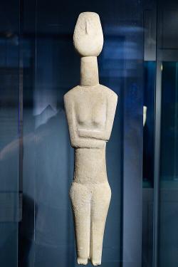 Stylizovaná postava ženy, asi bohyně nebo kněžky, varieta Spedos, mramor, 71 cm, asi z Koufonisi, EC II, 2800 až 2300 před n. l. Goulandrisovo Muzeum kykladského umění v Athénách, NG 257. Kredit: Zde, Wikimedia Commons. Licence CC 4.0.