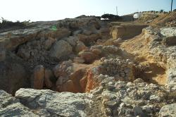 Sídliště a pohřebiště u Kato Mili na Pano Koufonisi, raná doba bronzova, EC II, 2800 až 2300 před n. l. Stav vykopávek v roce 2009. Kredit: Zde, Wikimedia Commons. Licence CC 3.0.