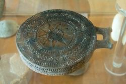 Kykladská standarta z pohřebiště u Kato Mili na Pano Koufonisi, 2800-2500 před n. l. Archeologické muzeum na Naxu, skříň 12. Kredit: Zde, Wikimedia Commons. Licence CC 3.0.