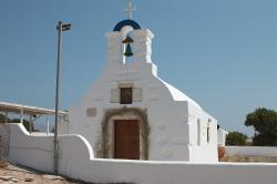 Kostel Panagia na ostrově Kato Koufonisi, s areálem pro poutníky. Se zbytky výzdoby po pouti. Kredit: Zde, Wikimedia Commons. Licence CC 4.0.