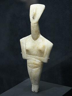 Kykladský „idol,“ ženská postava, varieta Chalandriani, mramor, výška 16 cm, pravděpodobně z ostrova Schinoussa, EC II, 2800-2300 před n.l. Goulandrisovo Muzeum kykladského umění v Athénách, NG 823. Kredit: Zde, Wikimedia Commons. Licence CC 3.0.