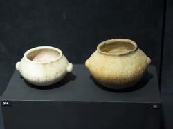 Mramorové nádobky s oušky (sférické pyxidy), zdobené drobnými svislými rýhami, 2800-2300 před n. l. Goulandrisovo Muzeum kykladského umění v Athénách. Ta vpravo ze Schinoussy má průměr 55 mm. Kredit: Zde, Wikimedia Commons. Licence CC 3.0.