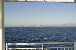 Blažené ostrovy z lodi plující z Donoussy, moře je zrovna naprosto mimořádně klidné. Kredit: Zde, Wikimedia Commons. Licence CC 4.0.