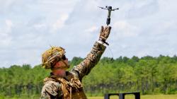 Vypouštění Drone40 z ruky. Kredit: US Marines.