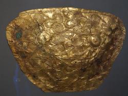 Kryt hrudníku ze zlatého plechu z „Agamemnonova“ pohřbu. Národní archeologické muzeum v Athénách 625. Kredit: Schuppi, Wikimedia Commons.
