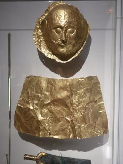 Pohřební maska a kryt hrudi z hrobu V A. Národní archeologické muzeum v Athénách. Kredit: Corentin P., Wikimedia Commons.